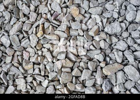 Roccia schiacciata da vicino. Terreno roccioso piccolo. Materiale di costruzione di pietra piccolo. Edificio in pietra schiacciata. Giardino ghiaia sfondo pietra paesaggistica Foto Stock