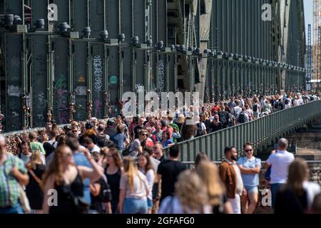 Molte persone sul ponte Hohenzollern, sentiero, ponte ferroviario sul Reno, Colonia, NRW, Germania, Foto Stock