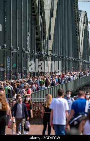 Molte persone sul ponte Hohenzollern, sentiero, ponte ferroviario sul Reno, Colonia, NRW, Germania, Foto Stock