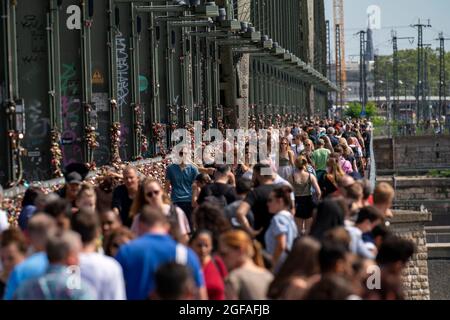 Molte persone sul ponte Hohenzollern, sentiero, ponte ferroviario sul Reno, Colonia, NRW, Germania, Foto Stock