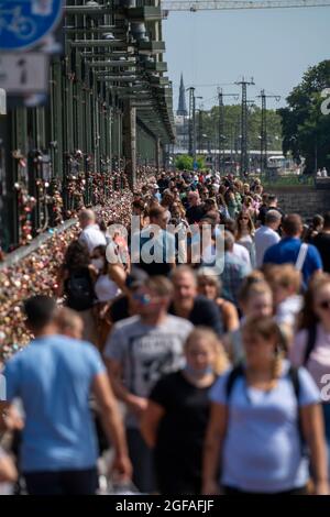 Molte persone sul ponte Hohenzollern, sentiero, ponte ferroviario sul Reno, Colonia, NRW, Germania, Foto Stock