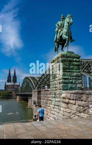 Cattedrale di Colonia, ponte ferroviario del ponte Hohenzollern, statua equestre del Kaiser Wilhelm I. passeggiata sul Reno, Colonia, NRW, Germania, Foto Stock