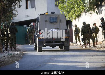 Nablus, Palestina. 23 Agosto 2021. Le forze di occupazione in pattuglia durante un'operazione di ricerca nel villaggio di Salem, ad est di Nablus, dopo che i palestinesi gettarono pietre ad un'auto settler sulla strada per l'insediamento di Elon Moreh. (Foto di Nasser Ishtayeh/SOPA Images/Sipa USA) Credit: Sipa USA/Alamy Live News Foto Stock