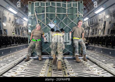 Il personale delle forze aeree degli Stati Uniti assegnato al 317th Airlift Squadon, 315th Airlift Wing, Joint base Charleston, Carolina del Sud, sostiene il 17 agosto 2021 il disimpegno dell'Afghanistan. La 315a Ala Airlift inviò un aereo C-17 Globemaster per il trasporto di aiuti al ritiro da Kabul, Afghanistan. Credito obbligatorio: Donald R. Allen/US Air Force via CNP Foto Stock