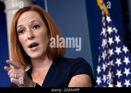 Washington, Vereinigte Staaten. 24 agosto 2021. Il segretario alla stampa della Casa Bianca Jen Psaki parla a un briefing quotidiano alla Casa Bianca di Washington il 24 agosto 2021. Credit: Yuri Gripas/Pool via CNP/dpa/Alamy Live News Foto Stock