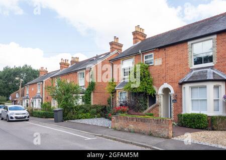 Case semi-distaccate, Church Road, South Ascot, Berkshire, Inghilterra, Regno Unito Foto Stock