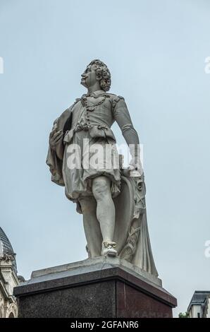 Antwerpen, Belgio - 1 agosto 2021: Statua in pietra bianca di Antoon Van Dyck, pittore del XVII secolo, su piedistallo contro il cielo azzurro all'inizio di M. Foto Stock