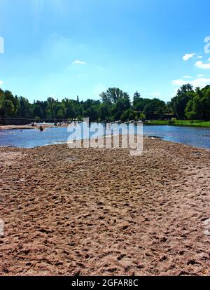 VILLA CARLOS PAZ, CORDOBA, ARGENTINA.Sunny giorno in una spiaggia pubblica sul fiume San Antonio nella periferia di Villa Carlos Paz. Yonder la gente che si bagna Foto Stock