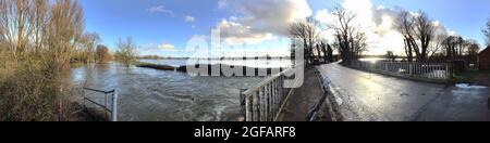 paludi allagate e acqua fiume waveney ellingham norfolk inghilterra Foto Stock