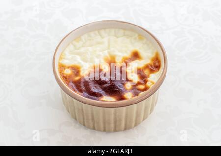 Budino di riso da forno. Sutlac dolce latte turco in casseruola Foto Stock