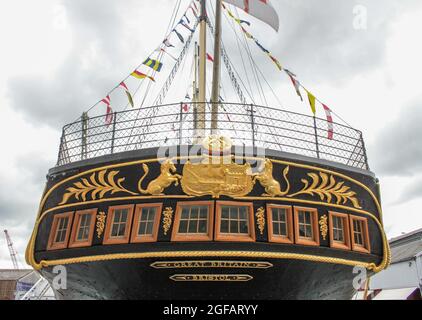 BRISTOL, REGNO UNITO - 07 ago 2012: Un primo piano della poppa della nave da museo della SS Great Britain di Brunel nel bacino asciutto di Bristol, Regno Unito Foto Stock