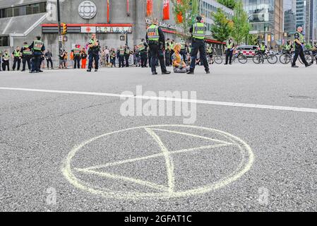 La polizia si muove dentro per arrestare i manifestanti di ribellione di estinzione che occupano l'intersezione della Georgia e di Cambie, Vancouver, Columbia Britannica, Canada Foto Stock