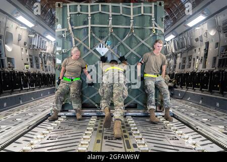 Il personale delle forze aeree degli Stati Uniti assegnato al 317th Airlift Squadon, 315th Airlift Wing, Joint base Charleston, Carolina del Sud, sostiene il 17 agosto 2021 il disimpegno dell'Afghanistan. La 315a Ala Airlift inviò un aereo C-17 Globemaster per il trasporto di aiuti al ritiro da Kabul, Afghanistan. Credito obbligatorio: Donald R. Allen/US Air Force via CNP /MediaPunch Foto Stock