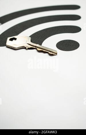 Tasto metallico su sfondo bianco con un grande simbolo WiFi nero con spazio per la copia Foto Stock
