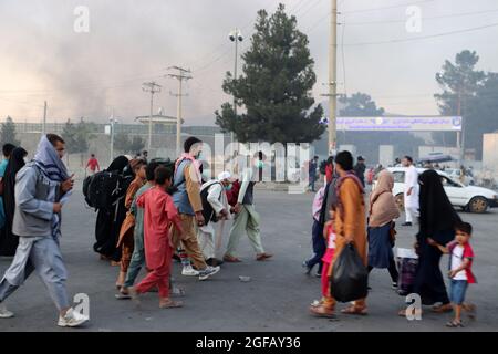 Kabul, Afghanistan. 24 agosto 2021. Gli afghani si riuniscono all'esterno dell'aeroporto internazionale Hamid Karzai per fuggire dal paese, a Kabul, Afghanistan, martedì 24 agosto, 2021. Foto di Bashir Darwish/UPI Credit: UPI/Alamy Live News Foto Stock