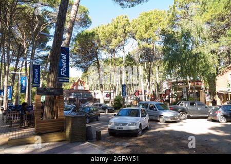 Centro di Carilo. Una bella cittadina vicino al mare senza strade lastricate. Carilo, Buenos Aires, Argentina. Foto Stock