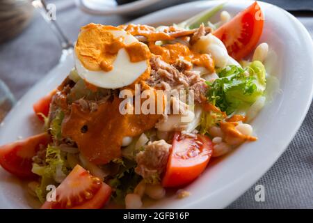 Insalata catalana fresca con salsa Xatonada Foto Stock