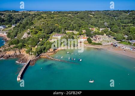 Vista aerea del drone di St Brelades Bay, Jersey, ci Foto Stock