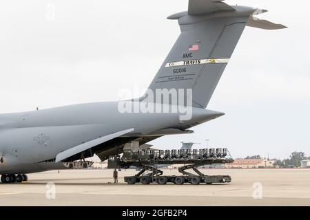 I membri Squadron della porta aerea 60th caricano i pacchetti di sedile di prolunga KC-10 nel vano di carico di una C-5M Super Galaxy 21 agosto 2021, alla base dell'aeronautica di Travis, California. L'aeromobile ha trasportato personale e attrezzature a sostegno dello sforzo di evacuazione dell'Afghanistan. L'aviazione militare statunitense, a sostegno del Dipartimento della Difesa, ha spostato le forze in teatro per facilitare la partenza e il trasferimento in sicurezza dei cittadini statunitensi, dei beneficiari del visto speciale per l'immigrazione e delle popolazioni afghane vulnerabili provenienti dall'Afghanistan. (STATI UNITI Air Force foto di Heide Couch) Foto Stock