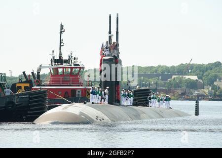 USS San Juan (SSN 751) si fa strada sul Tamigi di ritorno alla base sottomarina di New London martedì 24 agosto 2021. San Juan e l'equipaggio, che operavano sotto il Submarine Squadron (SUBRON) DODICI, tornarono a homeport da un dispiegamento programmato di sette mesi a sostegno della strategia marittima della Marina di sostegno degli interessi nazionali di sicurezza e delle operazioni di sicurezza marittima. (STATI UNITI Foto Navy di John Narewski/rilasciato) Foto Stock