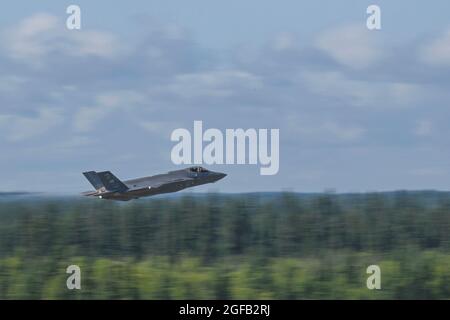 Jonathan “Judge” Dornseif, 58° pilota del Fighter Squadron F-35A Lightning II, decollo il 18 agosto 2021 presso la base aerea Eielson, Alaska. La F-35 offre ai piloti un vantaggio rispetto agli avversari grazie alle sue capacità avanzate, all'avionica integrata e al pacchetto sensore superiore che fornisce ai piloti più informazioni di qualsiasi altro combattente. (STATI UNITI Air Force foto di Senior Airman Heather LeVeille) Foto Stock