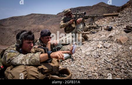 Il personale dell'esercito degli Stati Uniti Sgt. Luk Silk (a sinistra), staff Sgt. Christopher Genovese (a destra), UNA Società, 1°-102° reggimento fanteria, Task Force Iron Grey, Combined Joint Task Force-Corno d'Africa (CJTF-HOA), E un soldato francese (al centro) assegnato al 1° reggimento di fanteria, discutere la posizione dei bersagli durante un esercizio congiunto di addestramento di armi dal vivo-fuoco presso il complesso di Gibutian Range, Gibuti, 11 agosto 2021. Questo esercizio di formazione congiunto ha permesso alle forze francesi e statunitensi di lavorare insieme per costruire la cooperazione regionale e migliorare la forza combattente di ogni nazione. CJTF-HOA, che opera da Camp Lemonnie Foto Stock