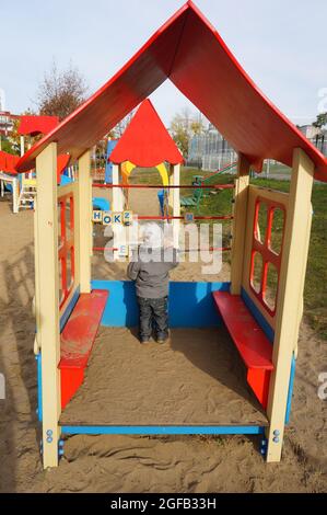 POZNAN, POLONIA - Nov 01, 2015: Un piccolo bambino che tocca i cubi con le lettere in un parco giochi a Poznan, Polonia Foto Stock