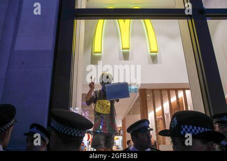 LONDRA, INGHILTERRA - 24 2021 AGOSTO, i manifestanti della ribellione animale di estinzione hanno takover Mcdonald's in Leicester Square martedì 24 agosto 2021. (Credit: Lucy North | MI News) Credit: MI News & Sport /Alamy Live News Foto Stock