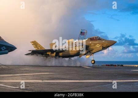 Un corpo marino statunitense F-35B Lightning II attaccato al Marine Fighter Attack Squadron 211, imbarcato sulla Royal Navy Aircraft Carrier HMS Queen Elizabeth (R08), esegue un breve decollo dalla nave d'assalto anfibia USS America (LHA 6) Durante le operazioni di volo tra la Royal Navy e la USS America nel Mare delle Filippine il 20 agosto 2021. La 31esima unità Marine Expeditionary è operativa a bordo di navi dell'America Expeditionary Strike Group nella 7th area di flotta di operazioni per migliorare l'interoperabilità con alleati e partner e servire come una forza di risposta pronta per difendere la pace e la stabilità in Foto Stock