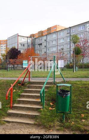 POZNAN, POLONIA - Nov 01, 2015: Un colpo verticale delle scale di pietra e delle barriere di fronte ad un condominio a Poznan, Polonia Foto Stock