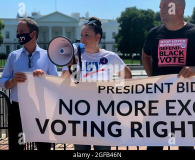 24 agosto 2021, Washington, Distretto di Columbia, Stati Uniti d'America: Virginia Kase Solomon, CEO della Lega delle Donne elettori rivolto al Ã “non più scuse: Voting Rights Now!Ã rally per chiedere al Presidente Biden vivere all'altezza della sua promessa di fare dei diritti di voto una priorità di questa amministrazione. A lei si unisce il Rabbino Jonah Pesner, direttore della rete di azione religiosa e ben geloso, presidente della gente per la via americana. (Credit Image: © sue Dorfman/ZUMA Press Wire) Foto Stock