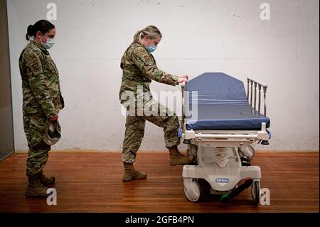 Task Force McGuire-Dix Airmen ha istituito strutture mediche per l'arrivo di civili afghani a sostegno del Dipartimento di operazione guidata dallo Stato Allees Refuge sulla base congiunta McGuire-Dix-Lakehurst, New Jersey, 21 agosto 2021. I membri del servizio stanno lavorando 24 ore su 24 per fornire supporto come base per ricevere afghani vulnerabili nei prossimi giorni. Il Dipartimento della Difesa, a sostegno del Dipartimento di Stato, fornisce trasporto e alloggio temporaneo a sostegno dell'operazione Allees Refuge. Questa iniziativa segue l'impegno dell'America nei confronti dei cittadini afghani che hanno aiutato la Foto Stock