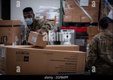 Task Force McGuire-Dix Airmen prepara dispositivi di protezione personale per aiutare gli afghani all'arrivo a sostegno del Dipartimento dell'operazione guidata dallo Stato Allies Refuge sulla base comune McGuire-Dix-Lakehurst, New Jersey, 21 agosto 2021 il Dipartimento della difesa, a sostegno del Dipartimento di Stato, Fornisce trasporto e alloggio temporaneo a sostegno dell'operazione Allees Refuge. Questa iniziativa segue l'impegno dell'America nei confronti dei cittadini afghani che hanno aiutato gli Stati Uniti e fornisce loro un sostegno essenziale in luoghi sicuri al di fuori dell'Afghanistan. (STATI UNITI Air Force foto di ai Foto Stock