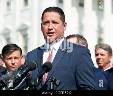 Washington, Stati Uniti. 24 agosto 2021. Il rappresentante degli Stati Uniti Tony Gonzales (R-TX) parla a una conferenza stampa sul ritiro dall'Afghanistan. Credit: SOPA Images Limited/Alamy Live News Foto Stock