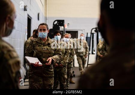 Task Force McGuire-Dix Airmen sono informati sull'arrivo degli afghani a sostegno del Dipartimento di operazione guidata dallo Stato Allees Refuge sulla base congiunta McGuire-Dix-Lakehurst, New Jersey, 22 agosto 2021. I membri del servizio stanno lavorando 24 ore su 24 per fornire supporto, mentre la base riceve afghani vulnerabili nei prossimi giorni. Il Dipartimento della Difesa, a sostegno del Dipartimento di Stato, fornisce trasporto e alloggio temporaneo a sostegno dell'operazione Allees Refuge. Questa iniziativa segue l'impegno dell'America nei confronti dei cittadini afghani che hanno aiutato gli Stati Uniti, e fornisce Foto Stock