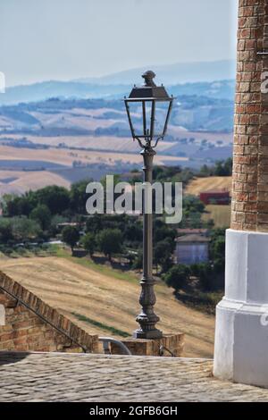 lampada di strada nella città vecchia e le colline circostanti Foto Stock