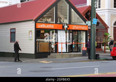 Wellington, Nuova Zelanda, 25 agosto 2021. Una clinica di vaccinazione Covid-19 che opera da una farmacia a Wellington, Nuova Zelanda, che è attualmente in un rigoroso livello 4 di blocco a causa di un focolaio della variante delta. Credit: Lynn Grieveson/Alamy Live News Foto Stock