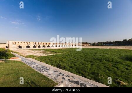 Ponte storico di Khaju (si o se pol), sul fiume Zayanderud, Isfahan (Esfahan), Provincia di Isfahan, Iran, Persia, Asia occidentale, Asia Foto Stock