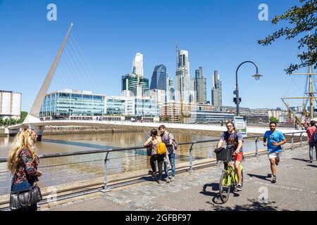 Buenos Aires Argentina, Puerto Madero, Rio Dique, acqua, lungofiume, skyline della città, passeggiata, Puente De la Mujer, ponte sospeso pedonale swing progettato Foto Stock