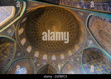 Cupola ceilimg interno della Moschea dello Sceicco Lotfollah, Piazza Imam, Isfahan (Esfahan), Provincia di Isfahan, Iran, Persia, Asia occidentale, Asia Foto Stock