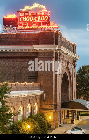 Tennessee Chattanooga Choo Choo hotel conversione convertito, stazione ferroviaria stazione ferroviaria Beaux Arts architettura neon segno notte, Foto Stock