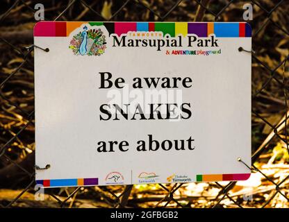 Attenzione: I serpenti sono circa Sign on Bush track al Marsupial Park Tamworth Australia. Foto Stock