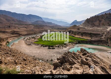 Fiume di maroon e campo di riso nelle montagne di Zagros, strada 63 vicino Kalat, Kohgiluyeh e provincia Boyer-Ahmad, Iran, Persia, Asia occidentale, Asia Foto Stock