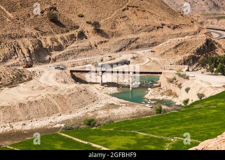 Fiume di maroon e campo di riso nelle montagne di Zagros, strada 63 vicino Kalat, Kohgiluyeh e provincia Boyer-Ahmad, Iran, Persia, Asia occidentale, Asia Foto Stock