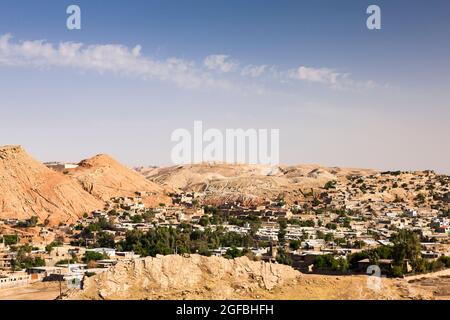 Paesaggio urbano di Masjed Soleyman, vicino alle montagne di Zagros, Provincia di Khuzestan, Iran, Persia, Asia occidentale, Asia Foto Stock