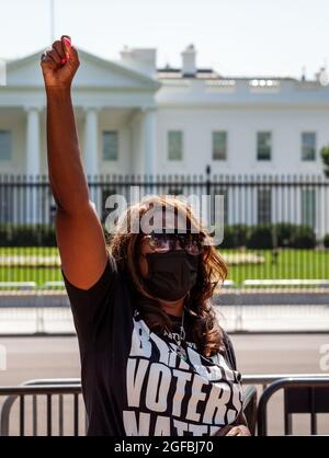 Washington, DC, USA, 24 Agosto, 2021. Nella foto: Latosha Brown, co-fondatore di Black Votes Matter, tiene il suo primo alto alla Casa Bianca durante un raduno dei diritti di voto. Era tra circa 15 dimostranti che avevano in programma di essere arrestati in un'azione di disobbedienza civile, ma la polizia del Parco degli Stati Uniti ha rifiutato di arrestarli. Gli elettori della Lega delle Donne, la gente per la via americana, gli elettori neri contano, e molte altre organizzazioni hanno ospitato il rally per esortare il Presidente Biden a proteggere i diritti di voto dopo che molti stati hanno approvato leggi per rendere il voto più difficile per le minoranze. Credit: Allison Bailey / Alamy Live News Foto Stock