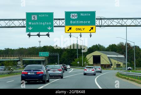 Waldorf, Maryland, U.S.A - 15 agosto 2021 - il traffico sulla Route 301 nord e sulla Route 5 nord si divide in estate Foto Stock