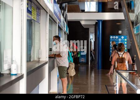 Formentera, Spagna: 2021 agosto 25: Persone nel terminal marittimo di Formentera nell'estate del 2021. Foto Stock