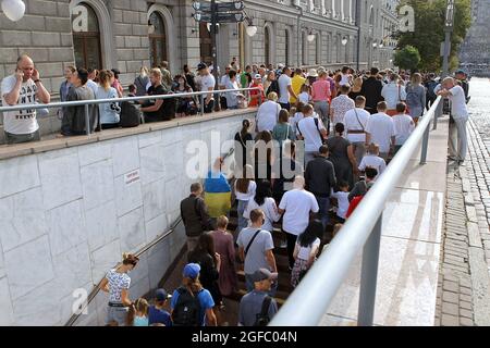 Non esclusiva: KYIV, UCRAINA - 24 AGOSTO 2021 - la gente emerge da un passaggio sotterraneo alla stazione della metropolitana di Teatralna su Bohdana Khmelnytskoho Str Foto Stock