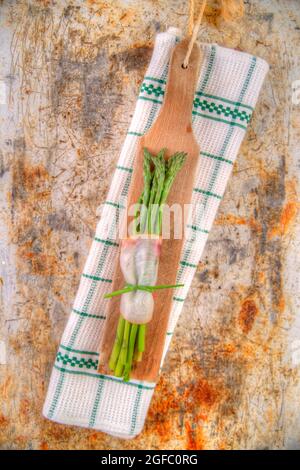 Secondo corso di pesce spada e asparagi piatto di lato Foto Stock